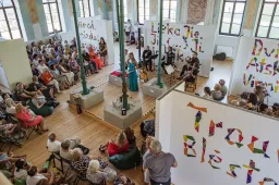 Miesto ambasadorė JAV koncertą „Tarp dviejų krantų" surengė pilnoje sinagogoje