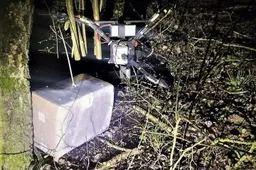 Aptiko savadarbę skraidyklę, prie kurios buvo pritvirtintas stačiakampis ryšulys