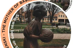 Konkursą „(ne)Reklama: aplankyk Lietuvą“ laimėjo S. Valvrojenskai skirtos skulptūros Butrimonyse reklama