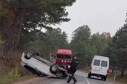 „Seat“ apsivertė kelio vingyje