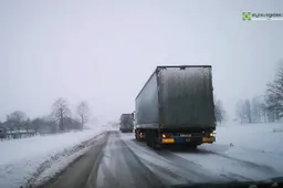 Sunkvežimiai užblokavo kelią, susidarė kilometrinė eilė