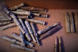 Moteris rado dėžę su paraku ir krepšį su šoviniais