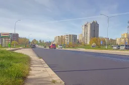 Duobėčiausiose gatvėse Dzūkijos sostinėje tiesiamas viršutinis asfalto sluoksnis