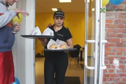 Dėl „Mac Burger“ mėsainių valgymo čempiono vardo Alytuje varžėsi 11 ėdrūnų (NUOTRAUKOS)