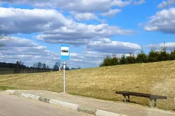 Moterį apiplėšė autobusų stotelėje