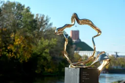 Menininkų Simanavičių „Sugautas vėjas“ papuošė Vilnių