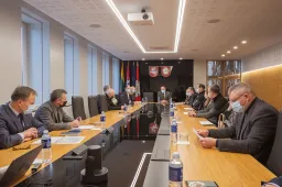 Kaip dabar reikalingų profesijų specialistus parengti Alytuje, miesto vadovai sprendė su švietimo ir verslo atstovais