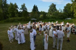 „Perkūnkalnio” bendruomenė svetingai sukvietė į pirmąją lininę vakarienę