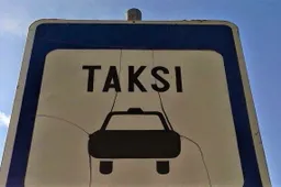 Girtas keleivis smūgiavo vairuotojui, išdaužtas taksi automobilio langas