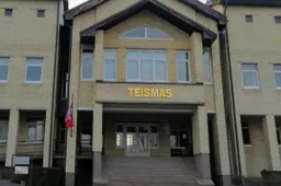 Alytaus apylinkės teismo Lazdijų rūmai užsienietį suimti leido dėl suklastotų vairuotojo teisių