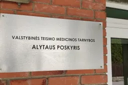 Miręs vyras rastas ant daugiabučio laiptinės laiptų