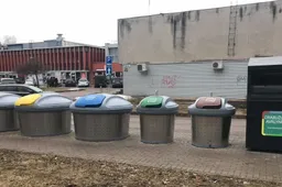 Tekstilės konteinerių toli ieškoti nereikia – yra beveik kiekvienoje gatvėje