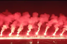 Tiltas sužibo futbolo sirgalių šviesomis