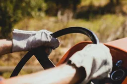 Į elektros stulpą traktoriaus stumdymo peiliu atsirėmė sunkiai apgirtęs vyras