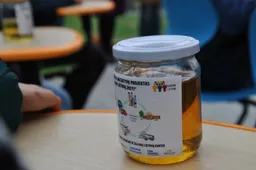 Joniškio mokyklose ir darželiuose surinkta 2,3 tonos panaudoto aliejaus, kuris bus skirtas ekologiškam kurui