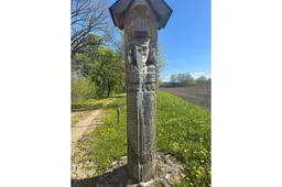 Dar vienas vandalų išpuolis: A. Ramanausko-Vanago skulptūra Lazdijų rajone apipilta dažais, įsmeigtas kirvis