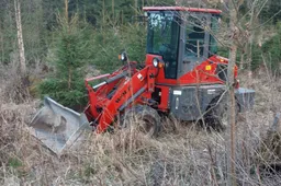 Krautuvo vairuotojas kliudė pareigūną ir pasišalino, transporto priemonė po įvykio rasta miške