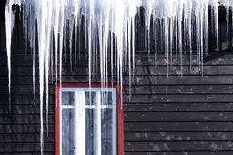 Prašoma nuo stogų pašalinti sniegą ir varveklius