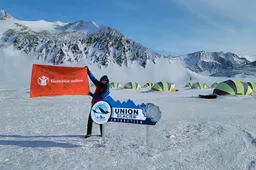 Pusę pasaulio apkeliavusi ir Antarktidoje plevėsavusi svajonių vėliava grįžo pas Alytaus „Gelbėkit vaikus“