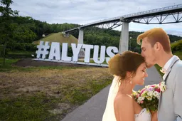 Alytus keičia požiūrį į santuokos ceremoniją: pora tuokėsi net prie seno garažo vartų