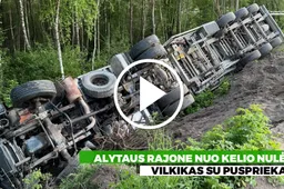 Alytaus rajone nuo kelio nulėkė vilkikas