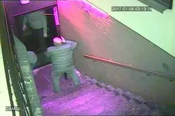 Išvarė iš naktinio baro - sugadino duris