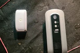 Prie siuntos Nemunu pritvirtino voneles su smėliu ir durų skambutį