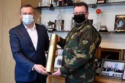 Alytaus rajono savivaldybei – simbolinė šaulių dovana