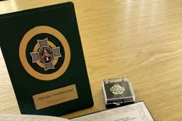 Savivaldybėje apsilankę pasieniečiai apdovanojimą įteikė jos vadovui