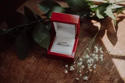 Į ką reikia atsižvelgti, renkant sužadėtuvių žiedą?