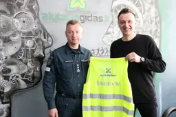 Minint spaudos atgavimo, kalbos ir knygos dieną Alytaus žiniasklaidos atstovams įteiktos titulinės dovanos