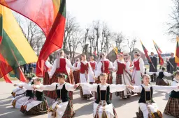 Lietuvos nepriklausomybės 35-mečiui – iškilminga eisena Butrimonyse