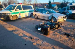 Alytuje neįprastoje vietoje susidūrė automobilis BMW ir Honda motociklas