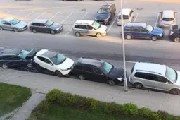 Neblaivus vairuotojas apgadino tris automobilius