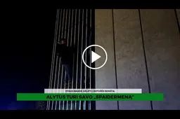 Į Alytaus Rotušės bokštą bandė įkopti „spaidermenas“  VIDEO