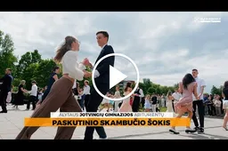 Jotvingių gimnazijos abiturientai su mokykla atsisveikino tradicija tapusiu šokiu