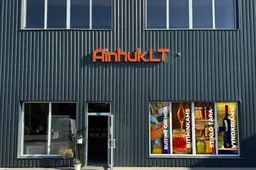 Ainhuk.LT — tai parduotuvė, kurioje vyndariai, bitininkai ir konservavimo entuziastai jaučiasi kaip namie