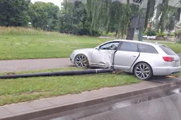 Dvidešimtmečio „Audi" išvertė apšvietimo stulpą