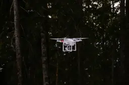 Prienuose ugniagesiai gelbėjo aukštame medyje įstrigusį policijos droną