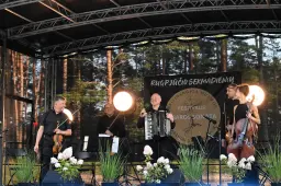 Festivalis „Vasaros sonata“ Varėnoje prasidėjo įsimintinu koncertu po pušimis