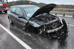 Neblaivaus vairuotojo vairuojamas automobilis per tiltą važiavo be vieno rato VIDEO