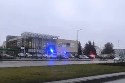 Naujojoje gatvėje – sujudimas: iš stovinčio BMW pasipylė dūmai