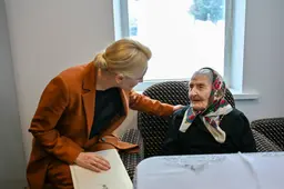 Šimto metų sulaukusią Vladislavą pasveikino Alytaus rajono merė