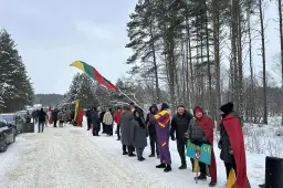 Kapčiamiesčio poligono steigimui besipriešinantys gyventojai suformavo 8 km ilgio grandinę