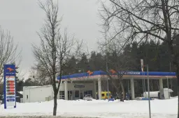 Degalinėje Varėnoje išsiveržus dujoms, iš šalia esančių namų evakuota 20 žmonių