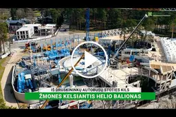 iš Druskininkų autobusų stoties kils žmones kelsiantis helio balionas