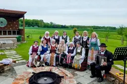 Sveikimui labai svarbu žmogiškas palaikymas, bendravimas, kultūrinė veikla, buvimas gamtoje ir galimybė jaustis reikalingam bei laukiamam