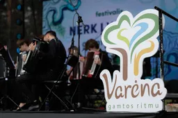 Varėna sutiko vasarą – vandens tema Dainų slėnyje lietaus neprišaukė