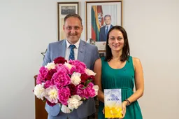 Alytaus garbės ambasadorė Sandra Avižienytė pasveikino merą su miesto gimtadieniu