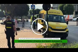Alytuje mokyklinis mikroautobusas pateko į avariją: vairuotojui staiga sutriko sveikata